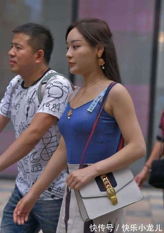 色系 蓝色吊带搭配黑白打底裤,色调差异,不会显得沉闷