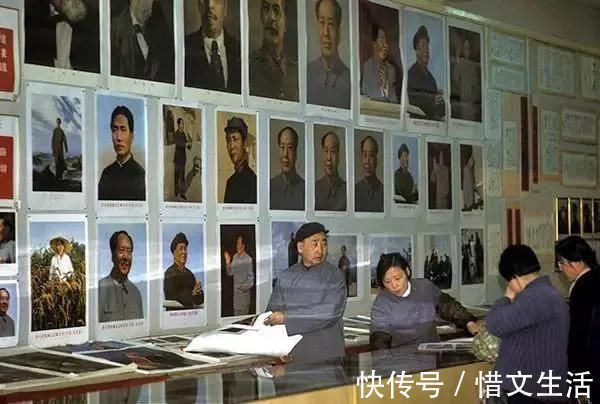 年画@老照片:70年代初,只有书店才卖年画,大碗茶是蓝边碗