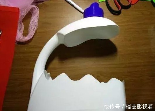 家中用完的“洗衣液桶”别丢了,剪上2刀,秒变养花神器,太美了