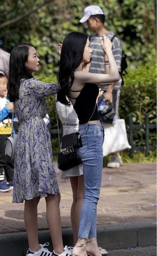 紧身款式的牛仔裤,就是为了这种大长腿妹子而生的