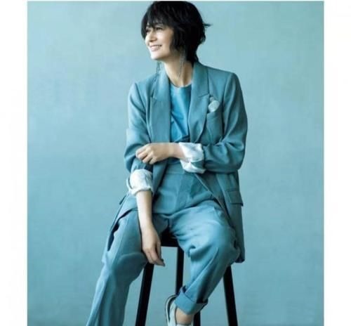 西服 越宽松、越减龄!日本52岁模特的“高级蓝”穿搭,优雅舒适好喜欢
