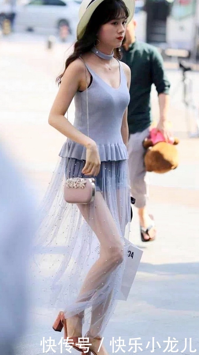 小姐姐难道有裙子好看,一般同龄人可不敢这么穿!