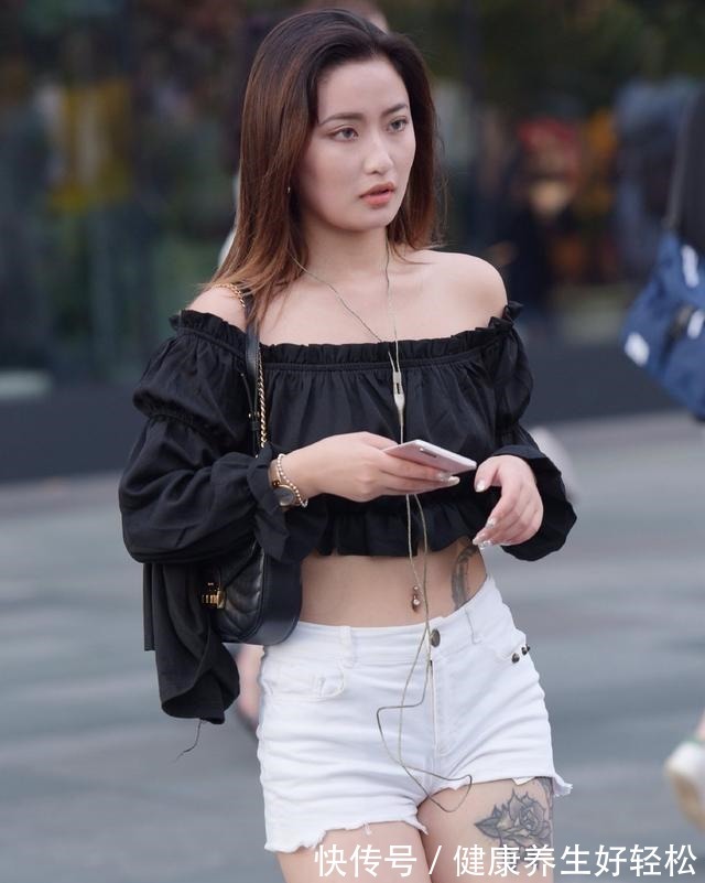 白色 黑色露肩上衣搭配白色短裤,黑白色系,给人一种简洁大方的感觉!