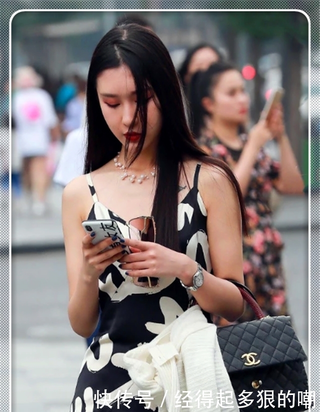长发美女现身街上，一袭黑白印花连衣裙，不一小心成了路人的焦点
