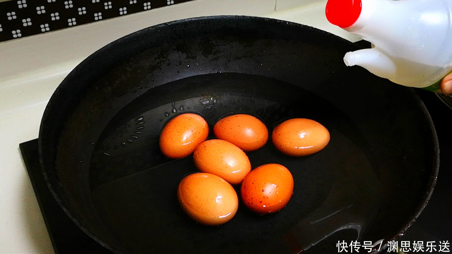 秘诀|煮鸡蛋,不能只用清水煮,教你小秘诀,蛋壳一剥就掉,还特别香嫩