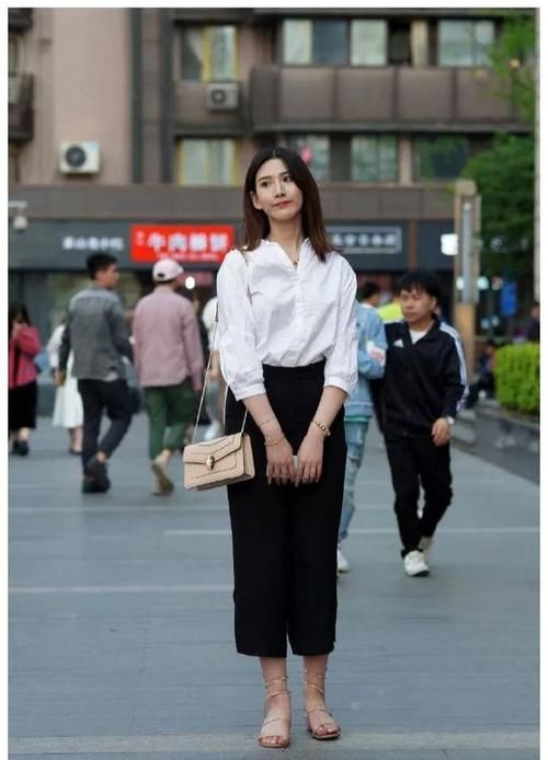 小姐姐|灰色打底衫搭配黑色的卫衣，显得既气质有时尚，魅力加倍！