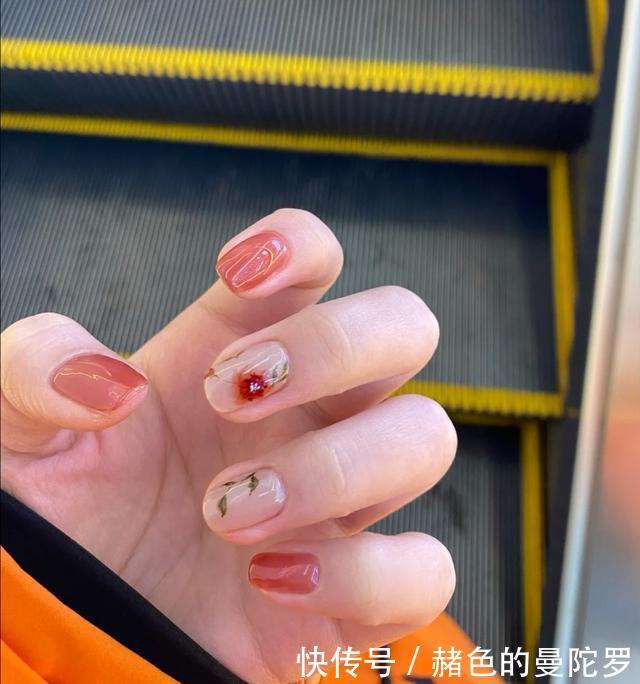 元气满满|新年美甲盘点,焦糖豹纹温柔又气质,红色喜庆正应景,你喜欢哪个