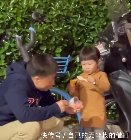 安徽一外公带萌娃蹲路边偷吃冰淇淋，母亲偶遇后俩人反应逗乐众人