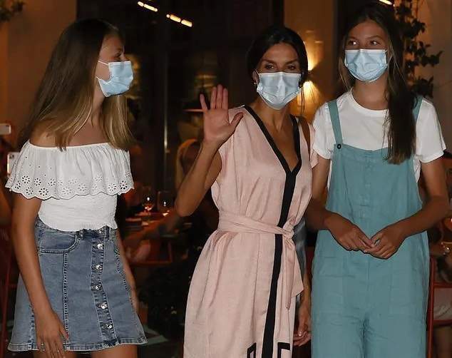 诺拉|西班牙全家集体换装!长公主首次穿一字肩,食指戴戒指渴望恋爱