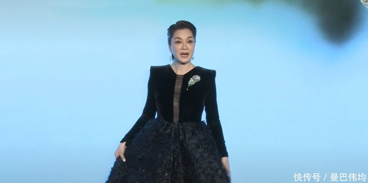 掀起刘海|58岁毛阿敏真的老了,掀起刘海穿垫肩拼接裙做女王,好绝一女的