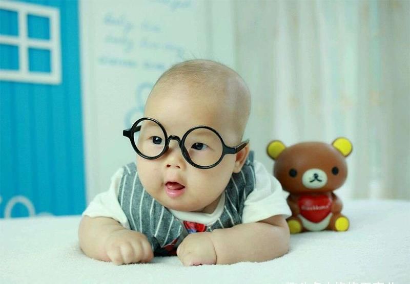 站立|八个月的孩子总是自己扶着东西站起来,会不会变罗圈腿?