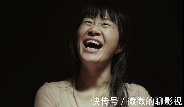 老百姓|贾浅浅的“屎尿屁”诗，发布后引起争议，她的写作水平究竟如何？