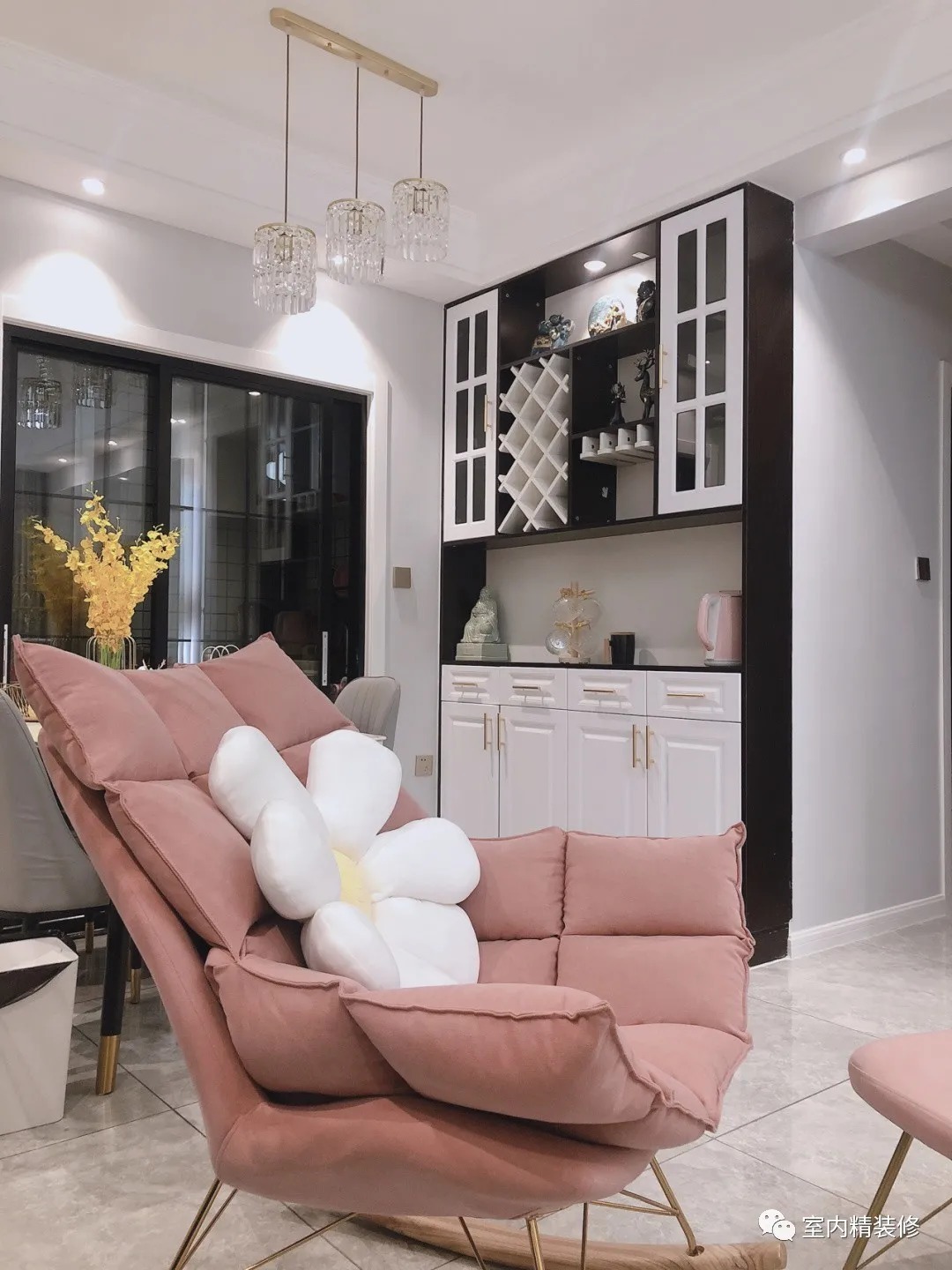 客厅|不懂装修别乱来,看她家新房,很漂亮,悬空大理石电视墙非常抢眼