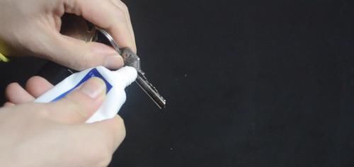 早点|在钥匙上涂点牙膏真厉害, 10个家庭9个都需要, 早点知道就好了