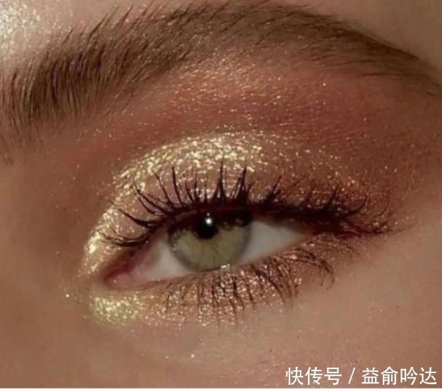 细闪|今天美容编辑教大家：如何用穿搭的思路学化妆