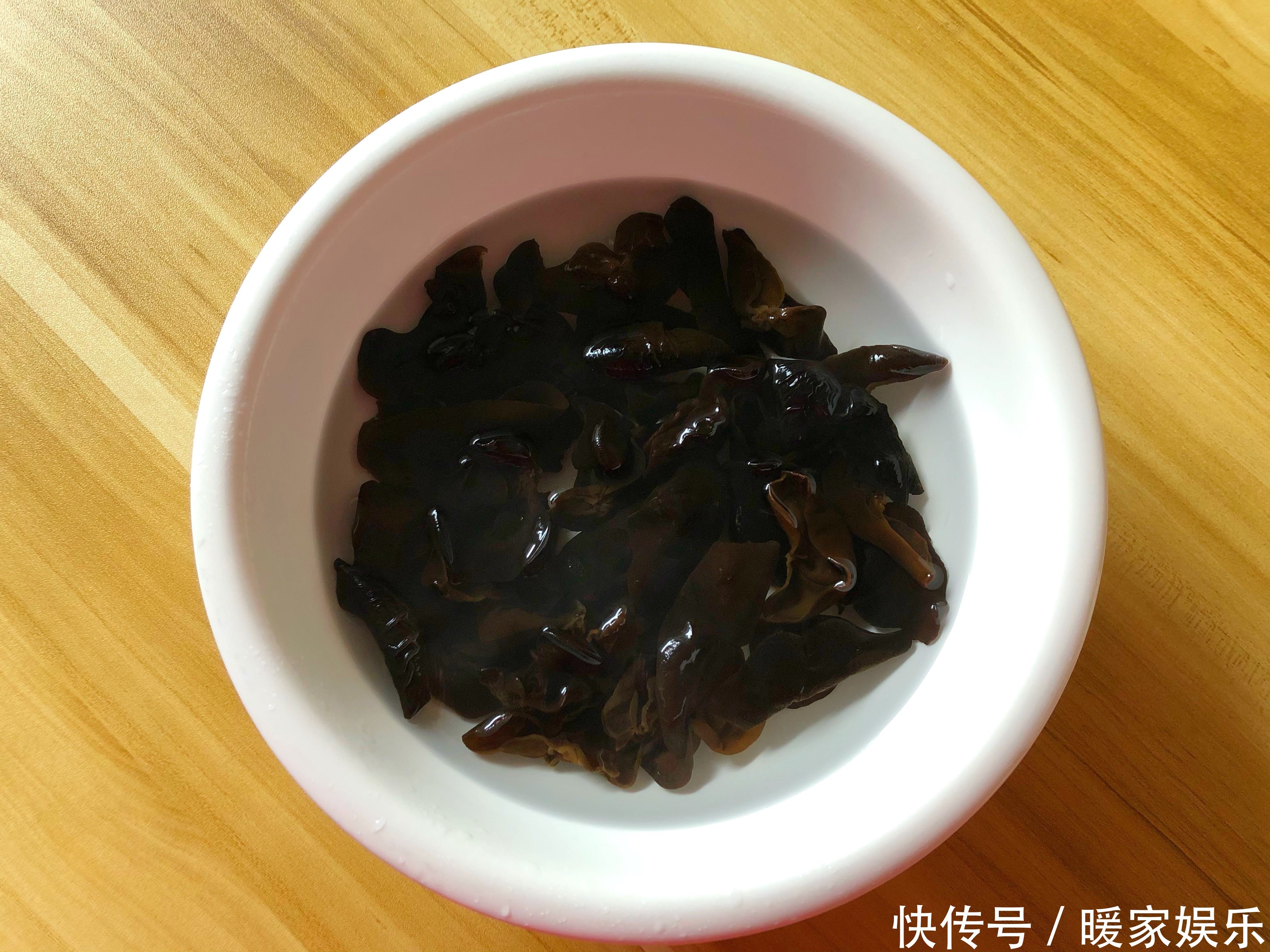 它和黑木耳天生是一对，简单炒一炒，清肠去脂又美味，别错过