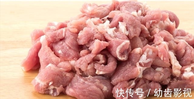 炸酥肉,用淀粉还是面粉?四川大厨教你一招,焦香酥脆不回软