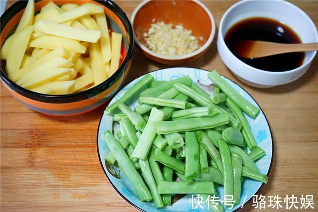 豆角|土豆烧豆角,炸得酥而不焦,口感咸香适度,这几步学会上桌就抢光