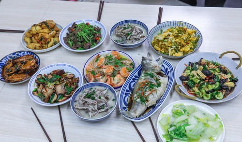 舅舅一家来做客,妈妈做了10道菜招待,大伙吃了都说好