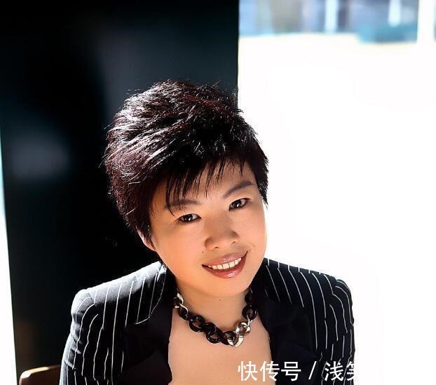 百家讲坛@于丹人气下滑的3个原因出差撒泼只是一方面,被轰下台才最糗