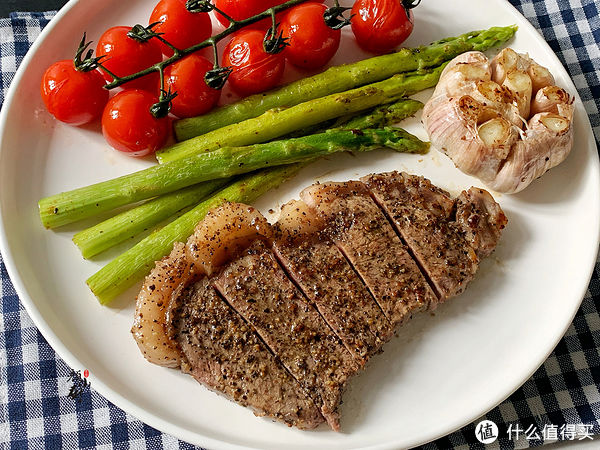 颜小厨|煎牛排时,万万不可直接下锅就煎,多加这一步,牛排鲜嫩更好吃