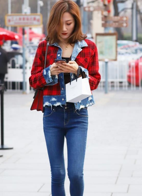 街拍：芳香袭人的美女，身穿吊带连衣裙，气质十足