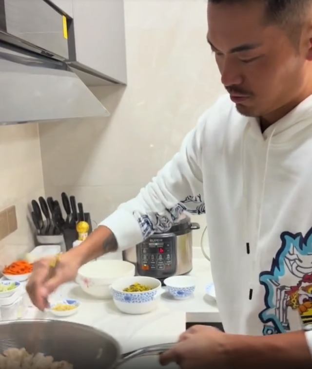 中国羽毛球队|夫妻恩爱如初!过年林丹亲自下厨做饭,搂着媳妇谢杏芳大秀恩爱
