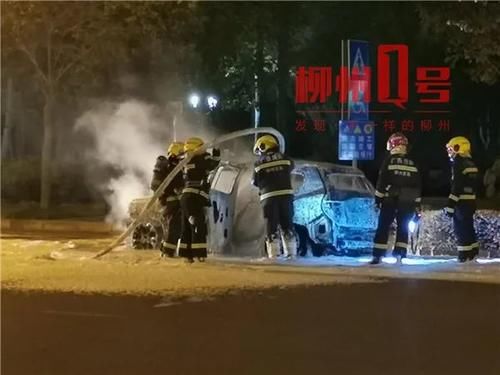 车子|突发！环江滨水大道一辆小车行驶中烧成火球……车子仅开了1万多公里