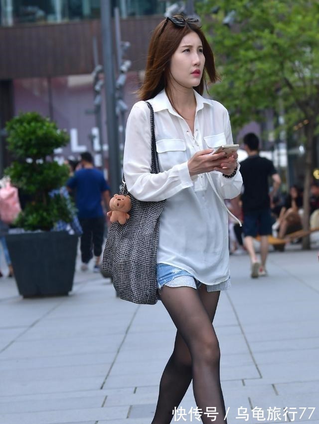 上衣 黑色打底裤搭配白色上衣,看起来才会协调,较为素雅一些!