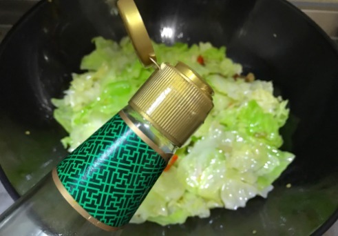 包心菜不用干锅,饭店大厨教你这样炒更好吃,一盘就能下3碗饭!