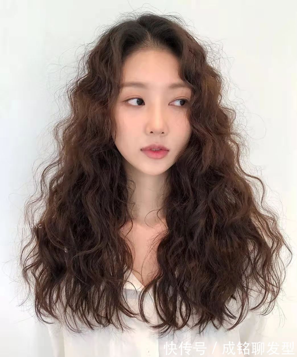 羊毛卷|入秋后很火的发型发色,显白瘦脸让你颜值爆表,时髦精们请收藏