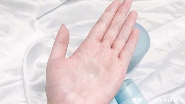 医生|爽肤水倒手上就开始拍?医生哭笑不得:果然是人傻钱多!