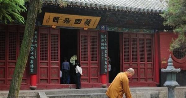 修路@父亲病逝后,儿子将他的遗体塑成“金身”,供奉在家没人敢来串门