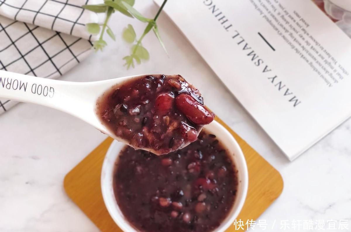 红豆杂粮粥|女生经常熬夜别忘多喝这粥,这几样补血的食材熬一锅,滋补又养发