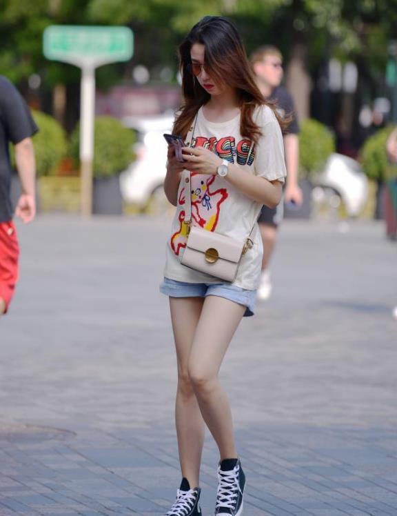 街拍小姐姐一身清新的蓝色连衣裙,绽放出简约大方曼妙身姿