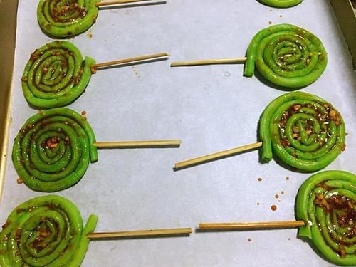  形状|把豇豆角做成棒棒糖的形状，孩子看着就高兴，好吃又好看