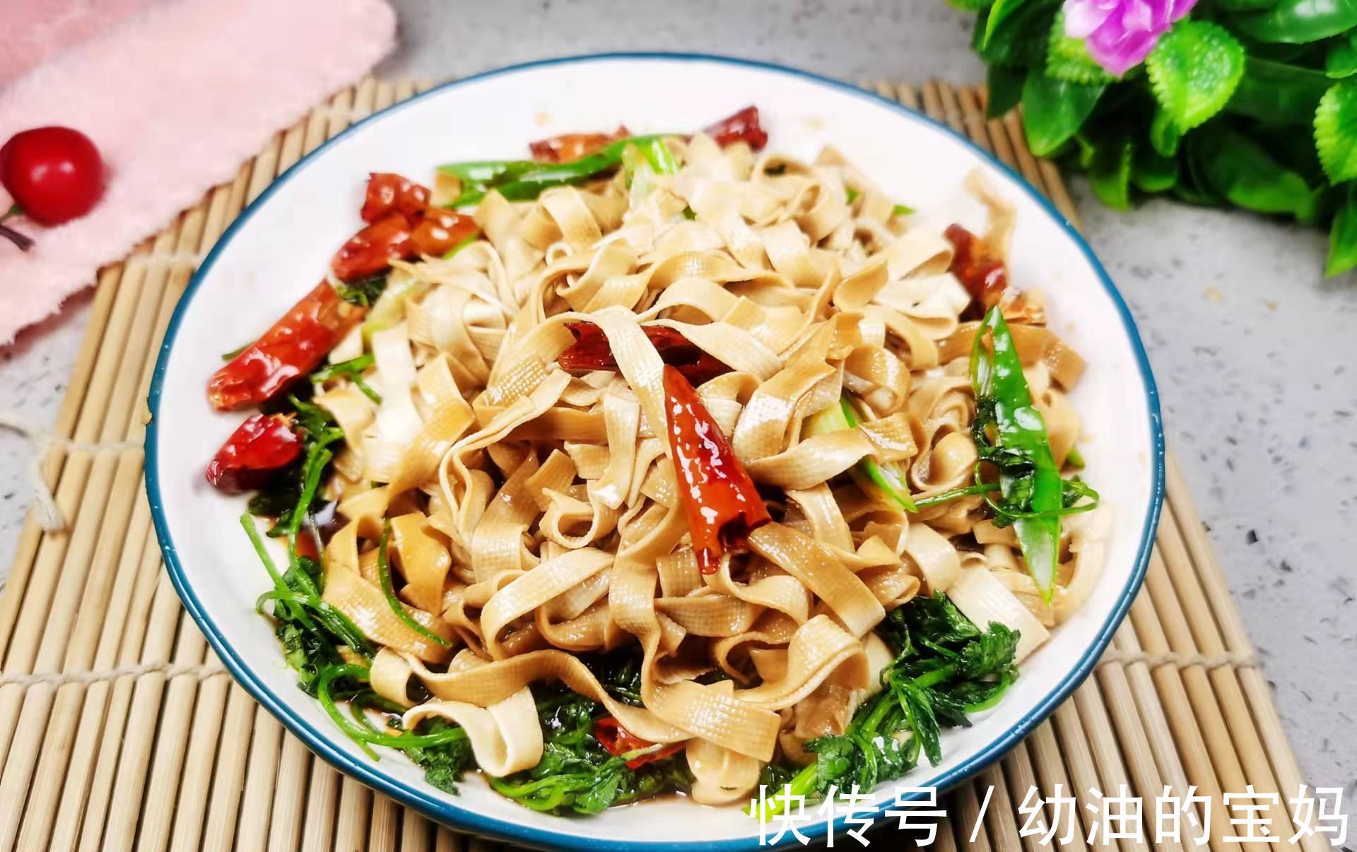 千张买厚不如买薄,焯水后加一料拌着吃,营养开胃,好吃还便宜