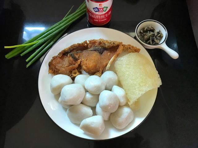 这三种食材放一起，不放肉也很鲜，随手一炒5分钟出锅，简单好吃