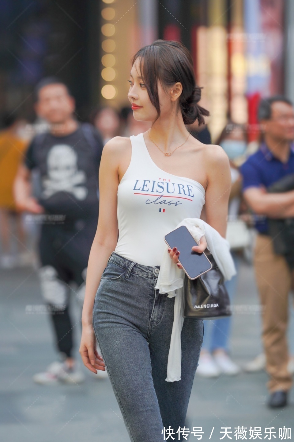 时尚 个性的女生,单吊带衫配灰色牛仔裤,穿搭的时尚又抢镜