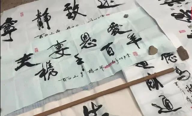 地摊经济|80岁老人“地摊书法”,内敛含蓄,有舒同神韵,专家:江湖体