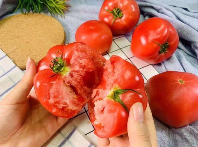 买西红柿时要小心“激素西红柿”,学会4个方法,轻松鉴别