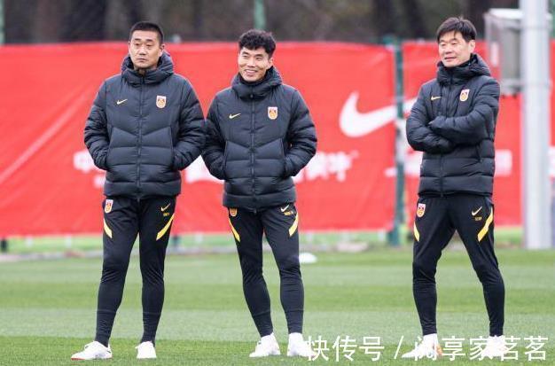12强赛|上午9点,李霄鹏想通了!亮出最后底牌,曝41岁队长回归国足,创历史