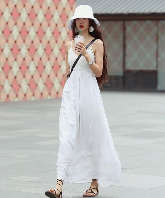 紧身裤|一头简洁短发的小姐姐,修身上衣配紧身牛仔裤,看上去十分的有气质