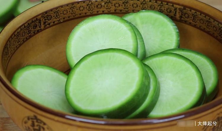 天冷要多吃萝卜，教你新吃法，不炒不炖不用腌制，上桌瞬间扫光