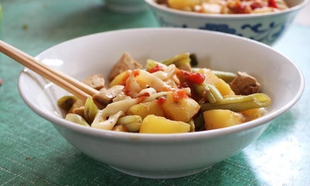  美食|在老姐家做客，只炖了一锅菜，全家老小7口人吃饱喝足，太满足了