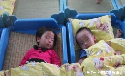 很乖|幼儿园老师夸女儿睡午觉很乖,妈妈看到被子却哭了,女儿不敢动