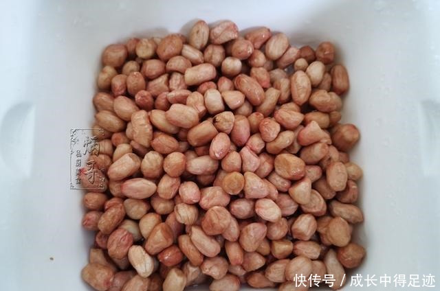 炒花生米,千万不能直接炒,教你饭店的诀窍,又香又脆不返潮!