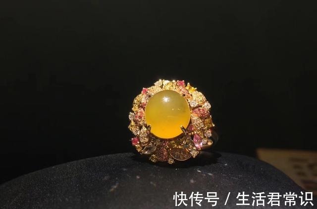 中国风 这个季节的色彩用首饰来表达，将珠宝佩戴在身，彰显浓浓的中国风！