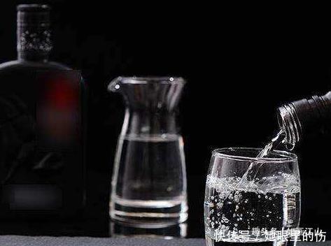 有人|为何有人啤酒3瓶不醉,白酒一杯就倒,一两白酒能抵几瓶啤酒