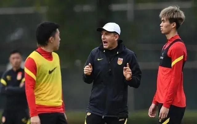 训练场|凌晨1点,中国足球传来好消息:李霄鹏做出难得决定,球迷齐声点赞